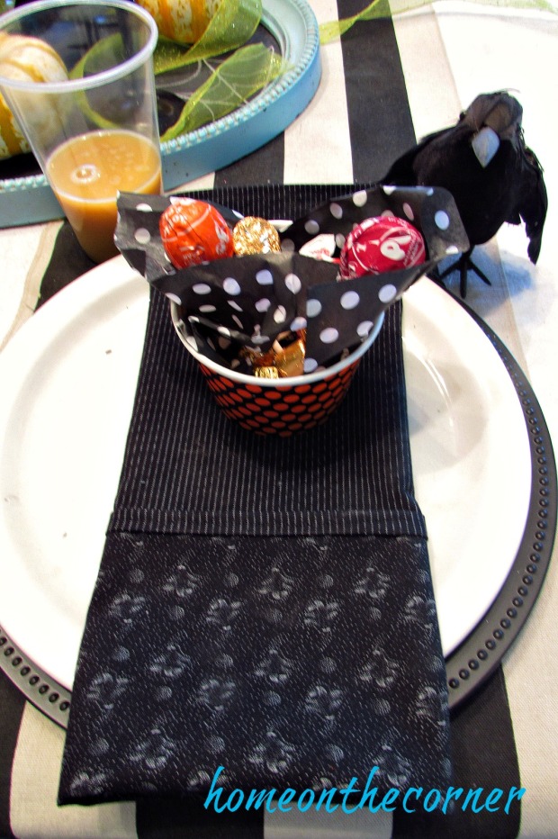 halloween-table-black-placesetting