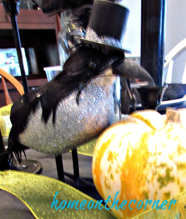 halloween-tablescape-crow-with-tophot