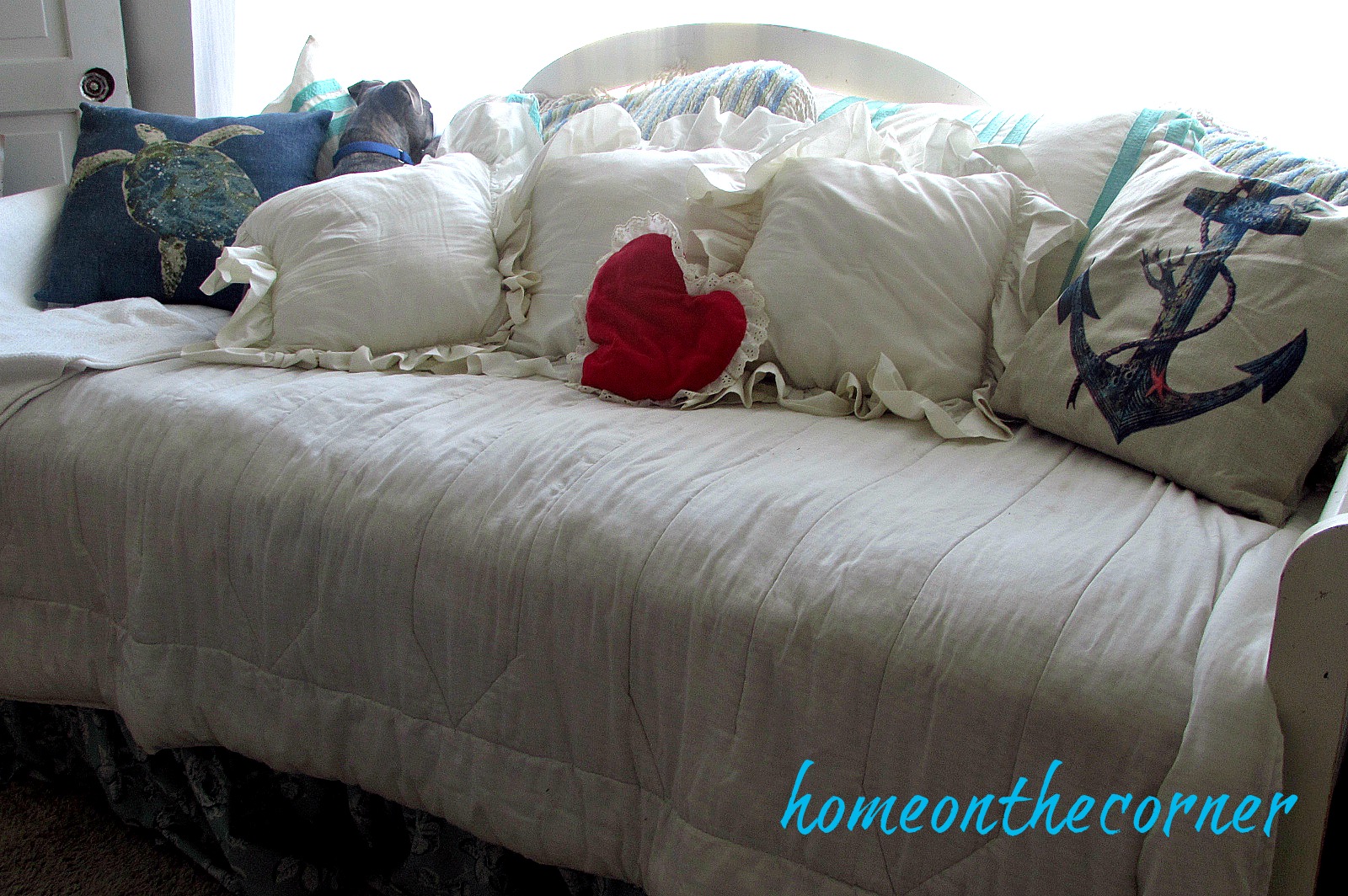 sweet-something-valentines-living-room-daybed-red-heart-rozy