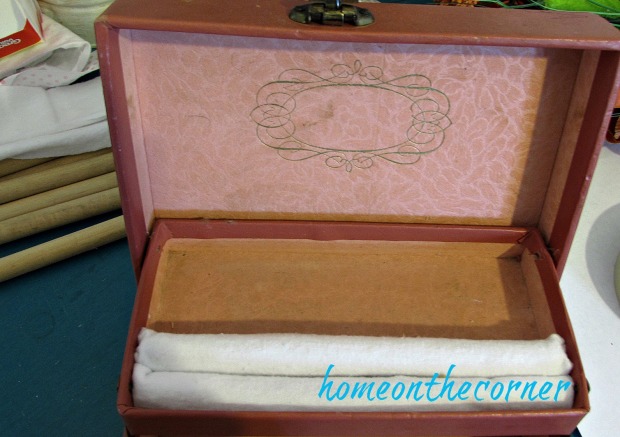 vintage-jewelry-box-flannel-rolls