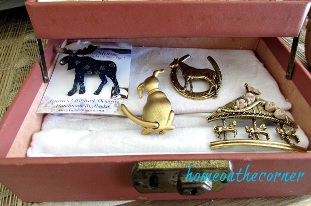 vintage-jewelry-box-pins