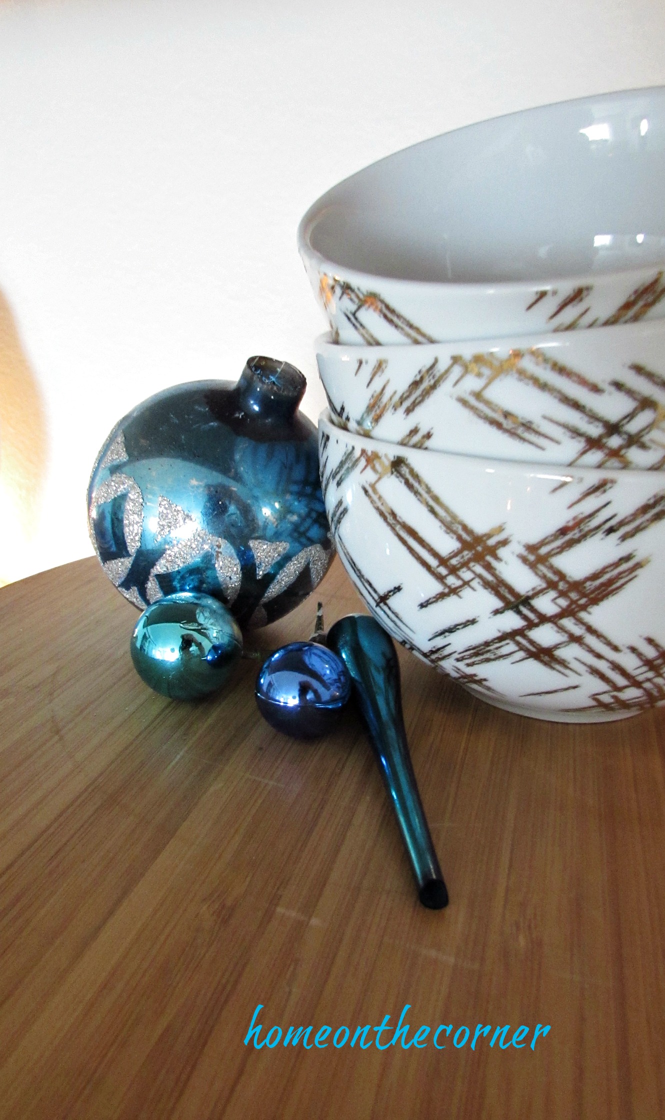 christmas 2017 dining room gold bowls turquoise ornaments