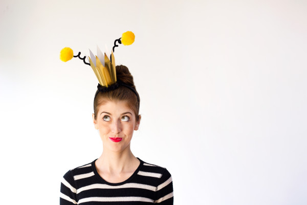 DIY-Queen-Bee-Halloween-Costume-600x400