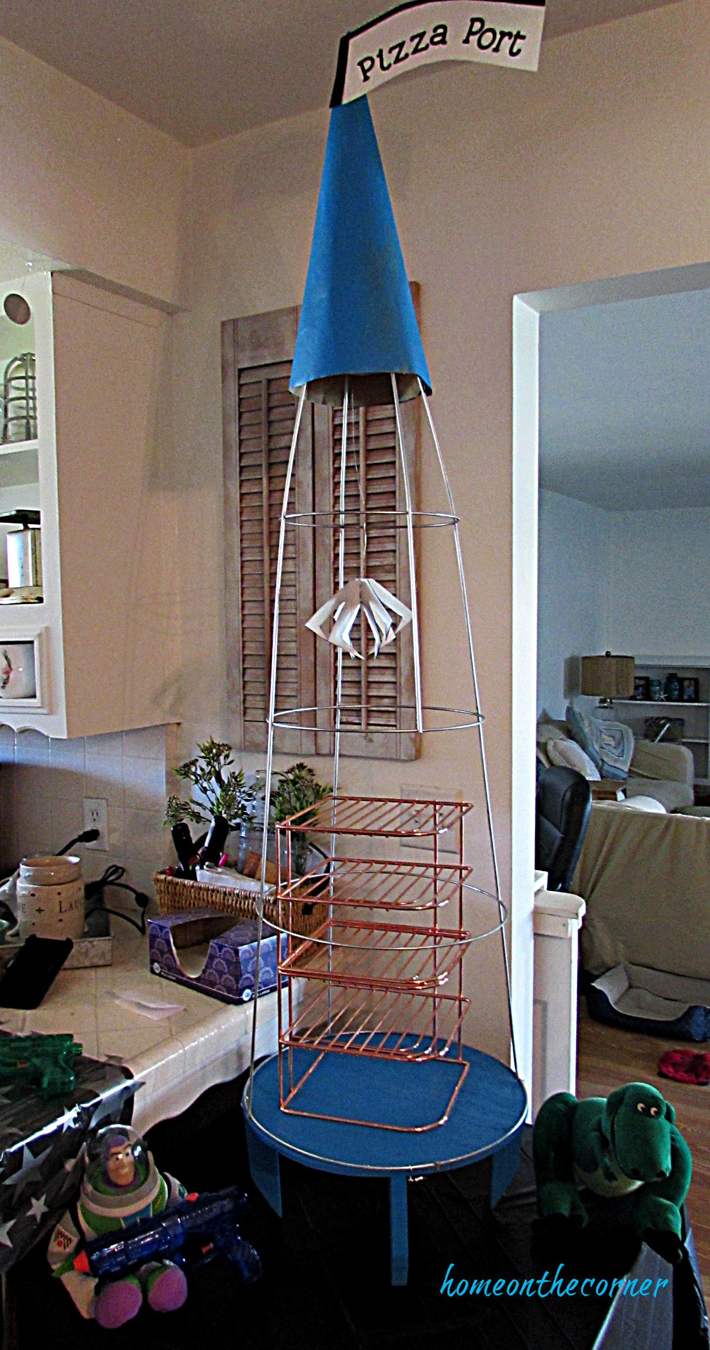 Disneyland Tomorrowland Pizza Port