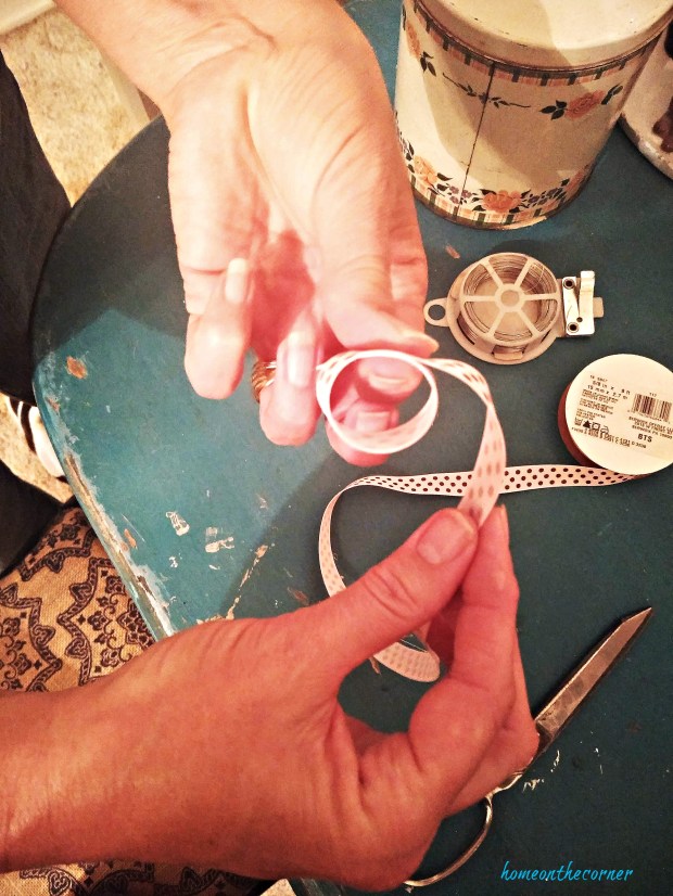 how to tie a bow step 1