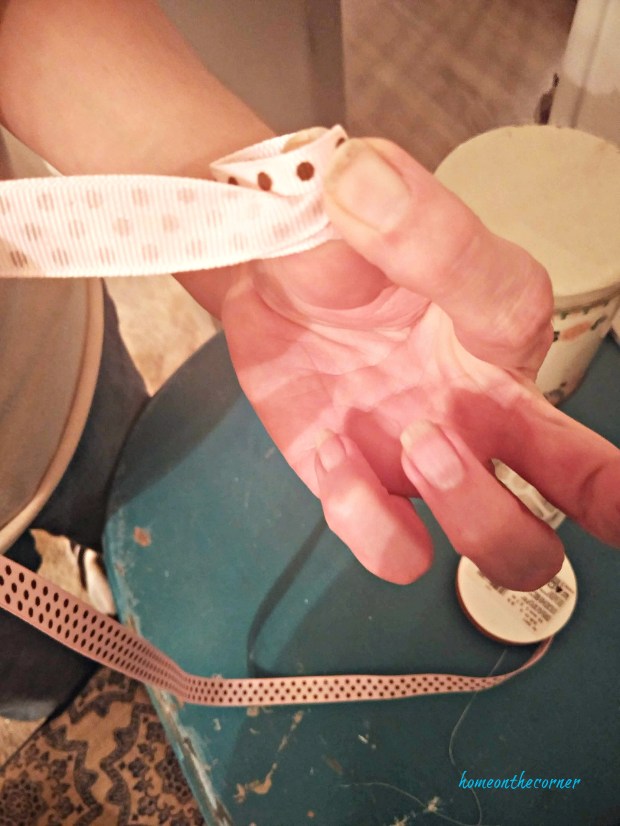 how to tie a bow step 2