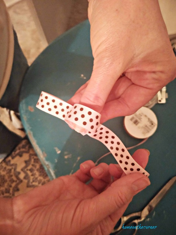 how to tie a bow step 3