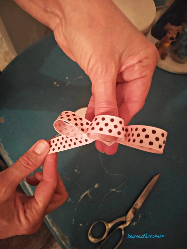 how to tie a bow step 4