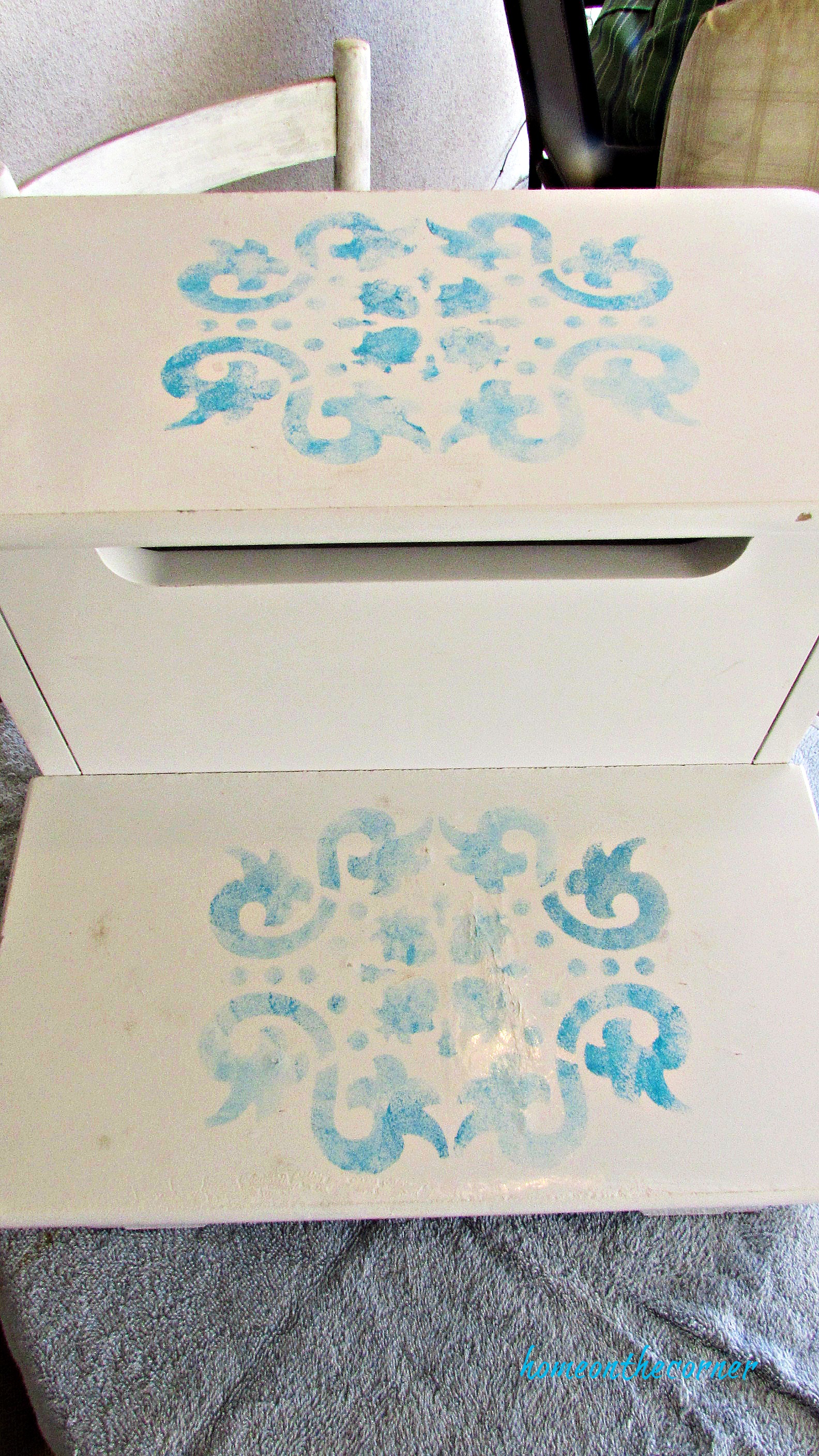 step stool makeover stencil pattern